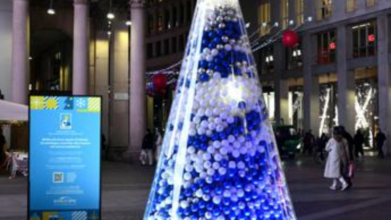 Natale, a Milano l'albero di Airc si spoglia per aiutare la ricerca