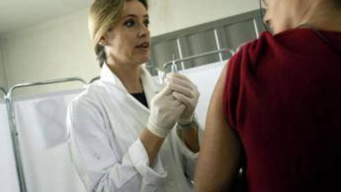 Tour in 10 regioni, Fondazione Aiom: "I pazienti oncologici devono vaccinarsi"