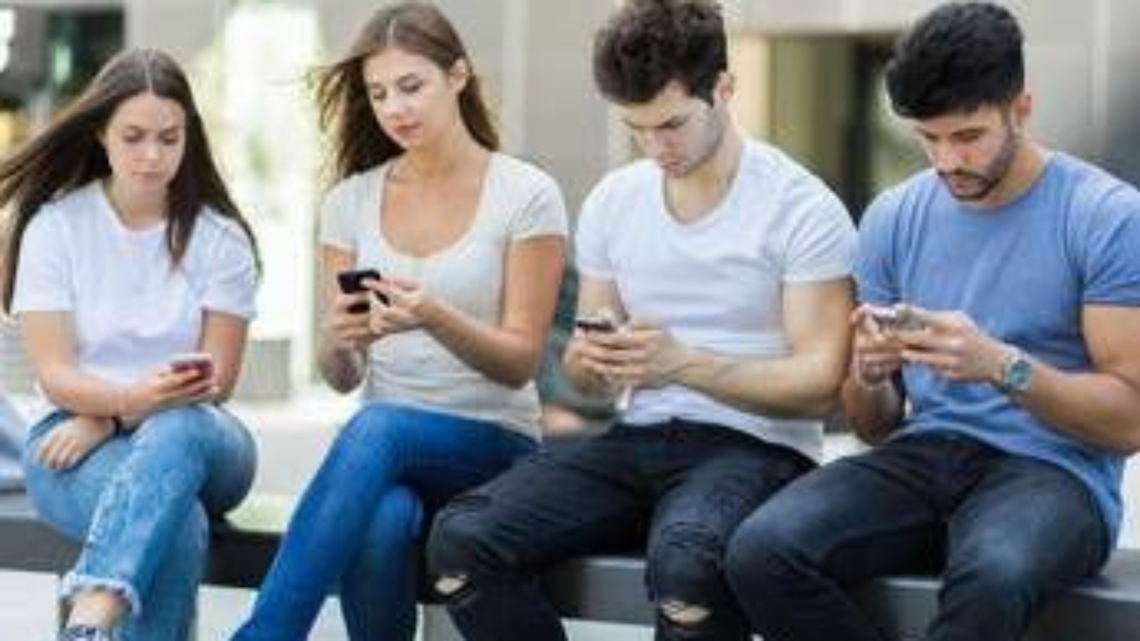 Social, report adolescenti Ue, per quasi la metà uso problematico, 10 anni fa era il 38%
