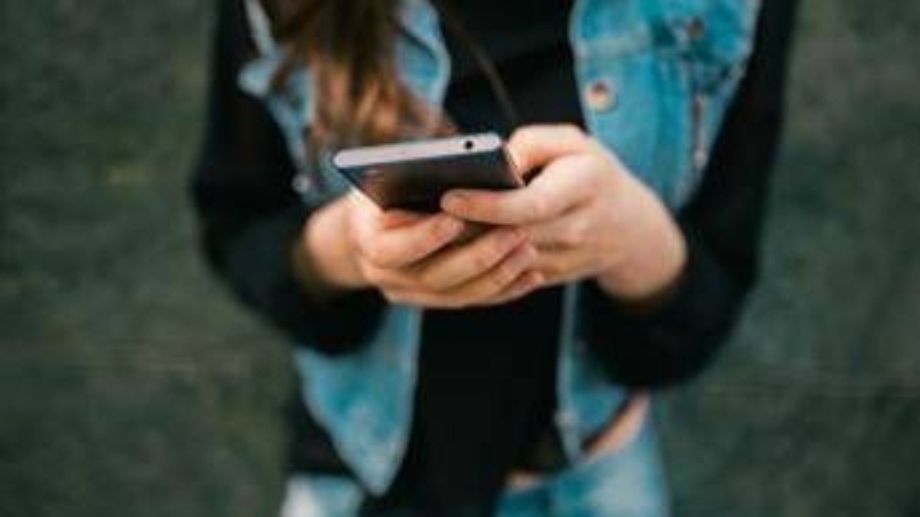 Usare i social deprime i teenager, l'alert in uno studio