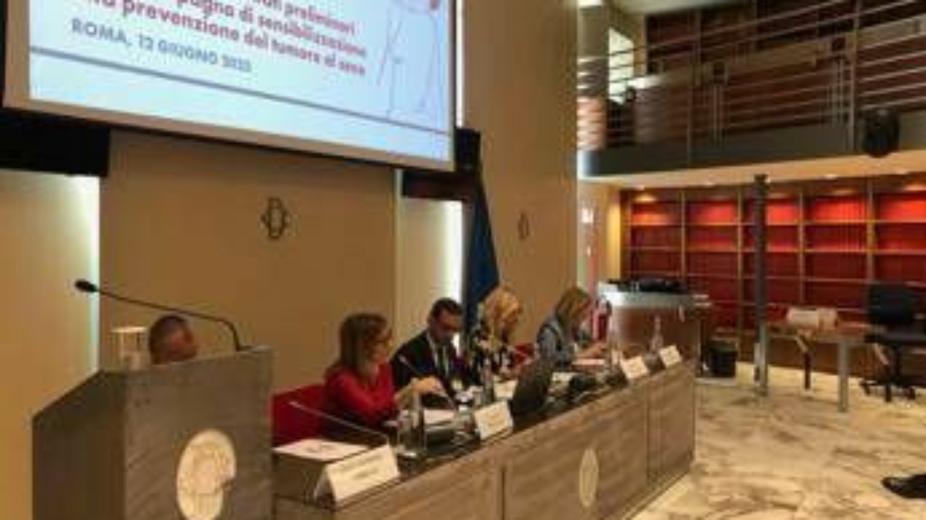 Poliziotte ambasciatrici della prevenzione tumori con la campagna 'Care for Caring'