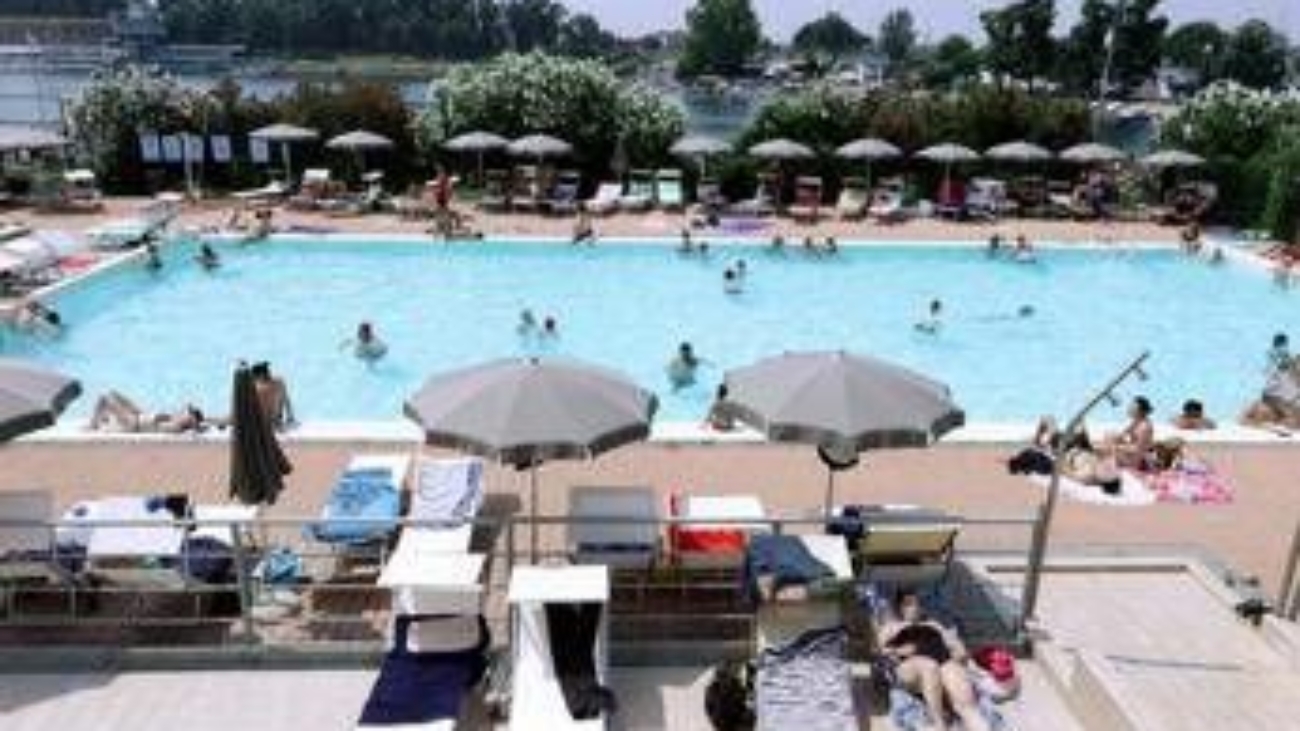 Infezioni in piscina, medici anti-bufale: "I rischi sono tanti, il cloro non uccide tutti i germi"