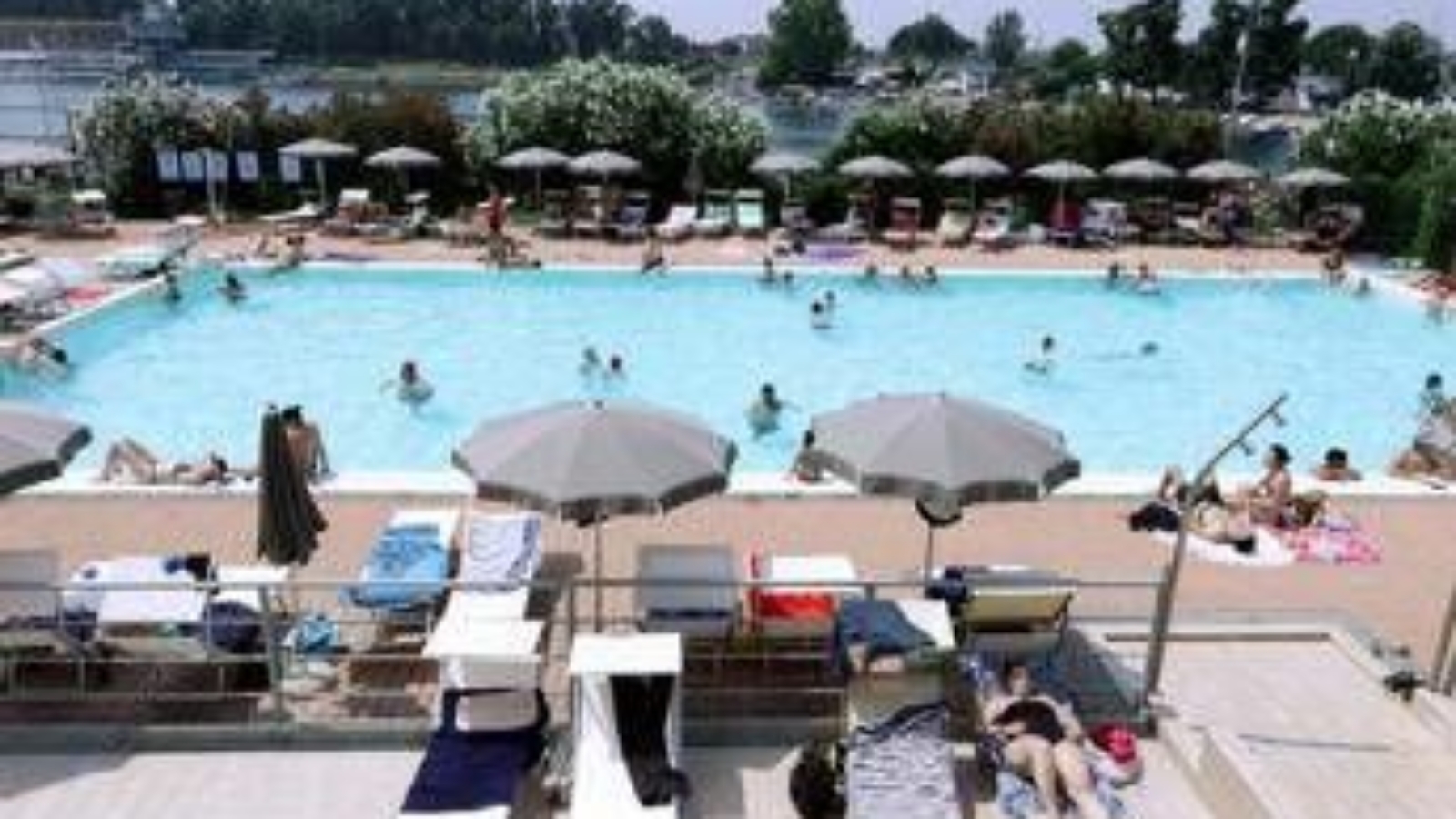 Infezioni in piscina, medici anti-bufale: "I rischi sono tanti, il cloro non uccide tutti i germi"