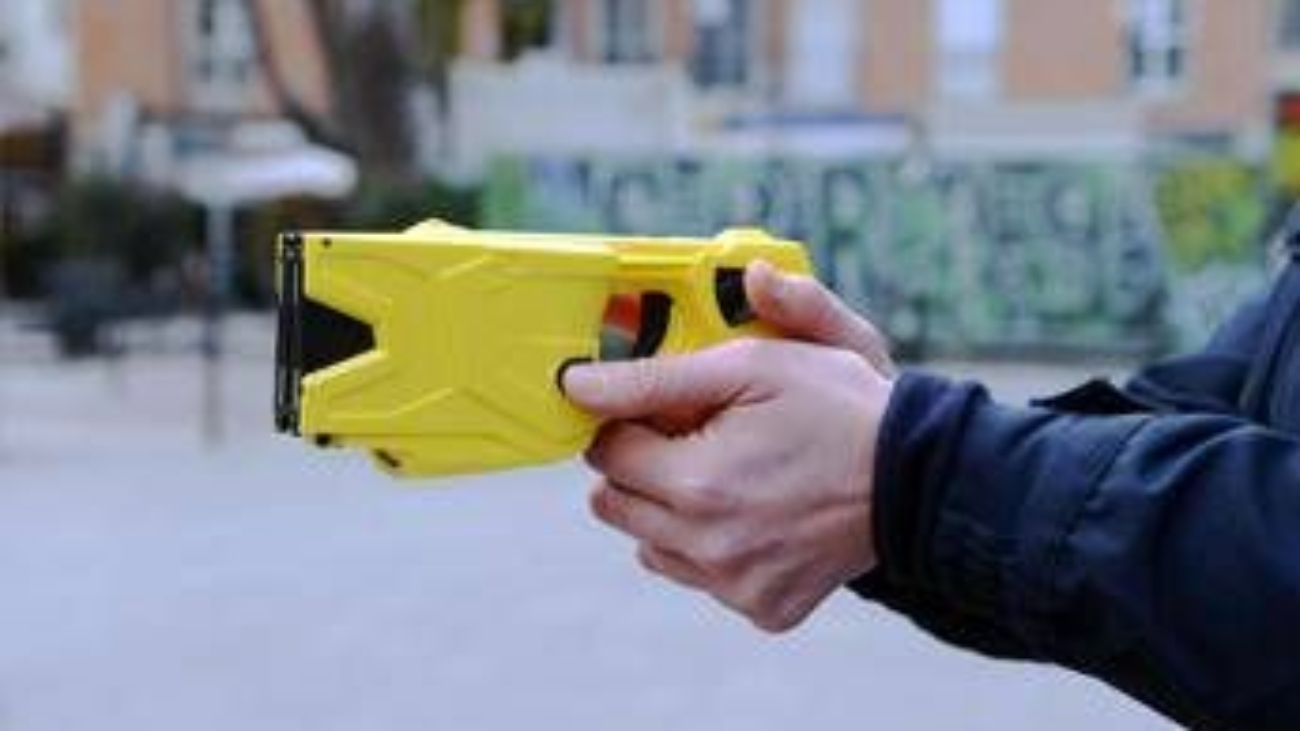 Giovane morto dopo uso taser, anestesisti: "Puntarlo solo su gambe o braccia"
