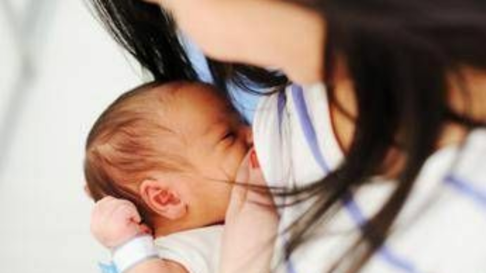 Caldo, ostetriche: "Allattamento può essere più faticoso e bebè cambia ritmi"