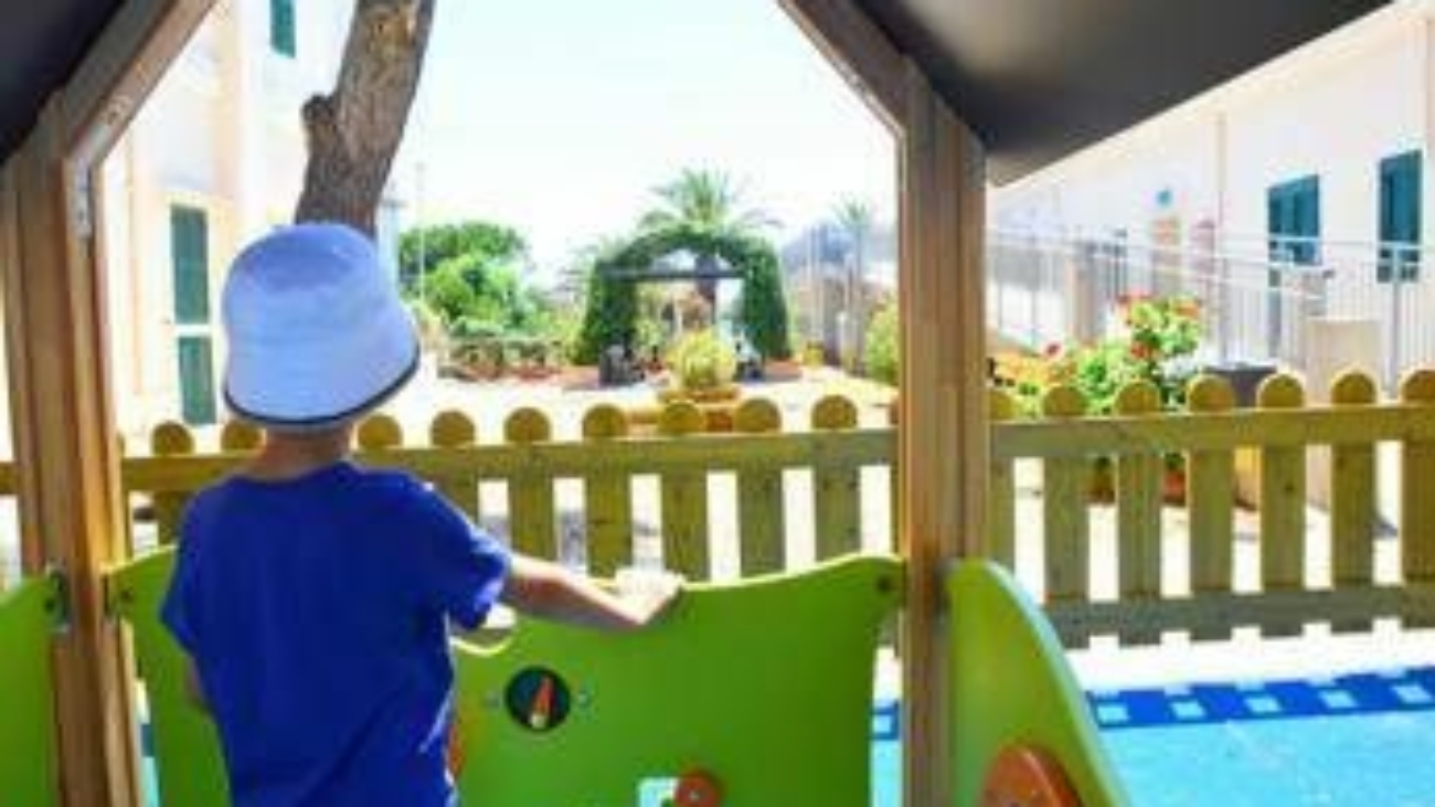 Caldo, pediatri: le 5 regole per proteggere i bambini dalla morsa dell'afa