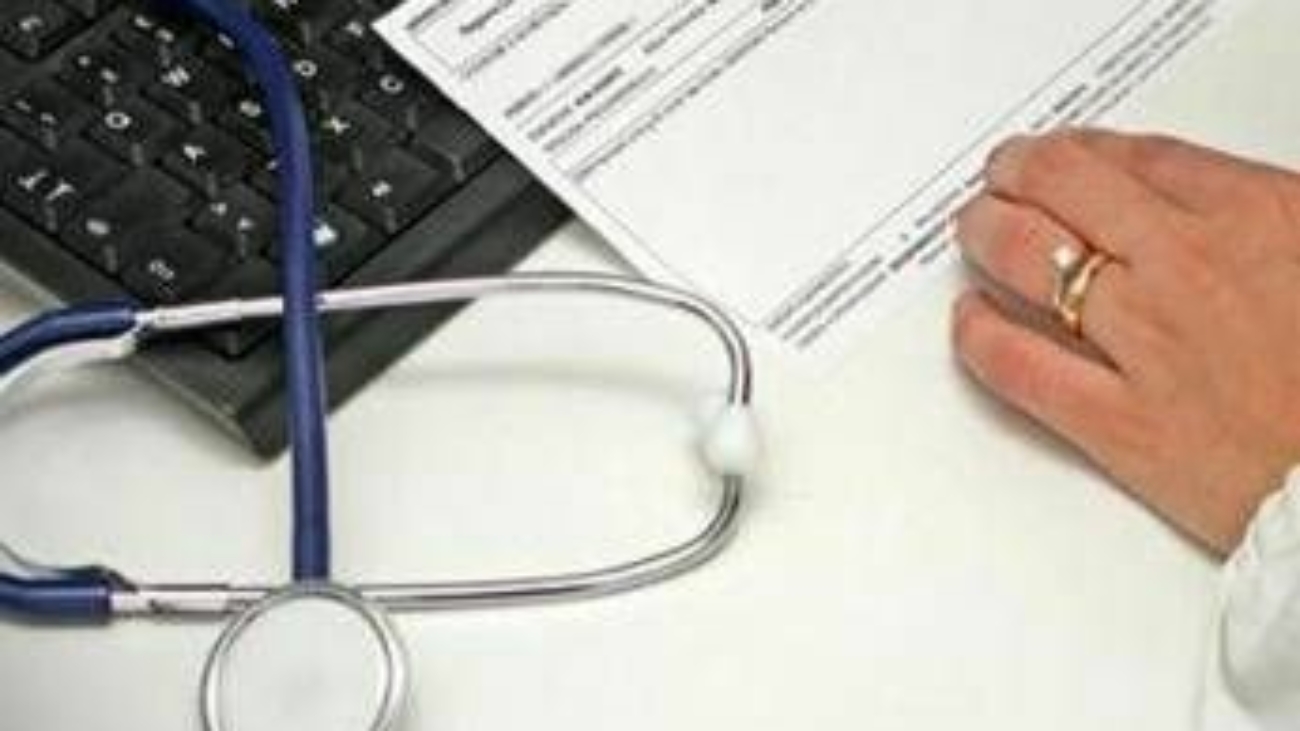 Tumori, burocrazia ruba 41% tempo oncologi, penalizzato dialogo con pazienti