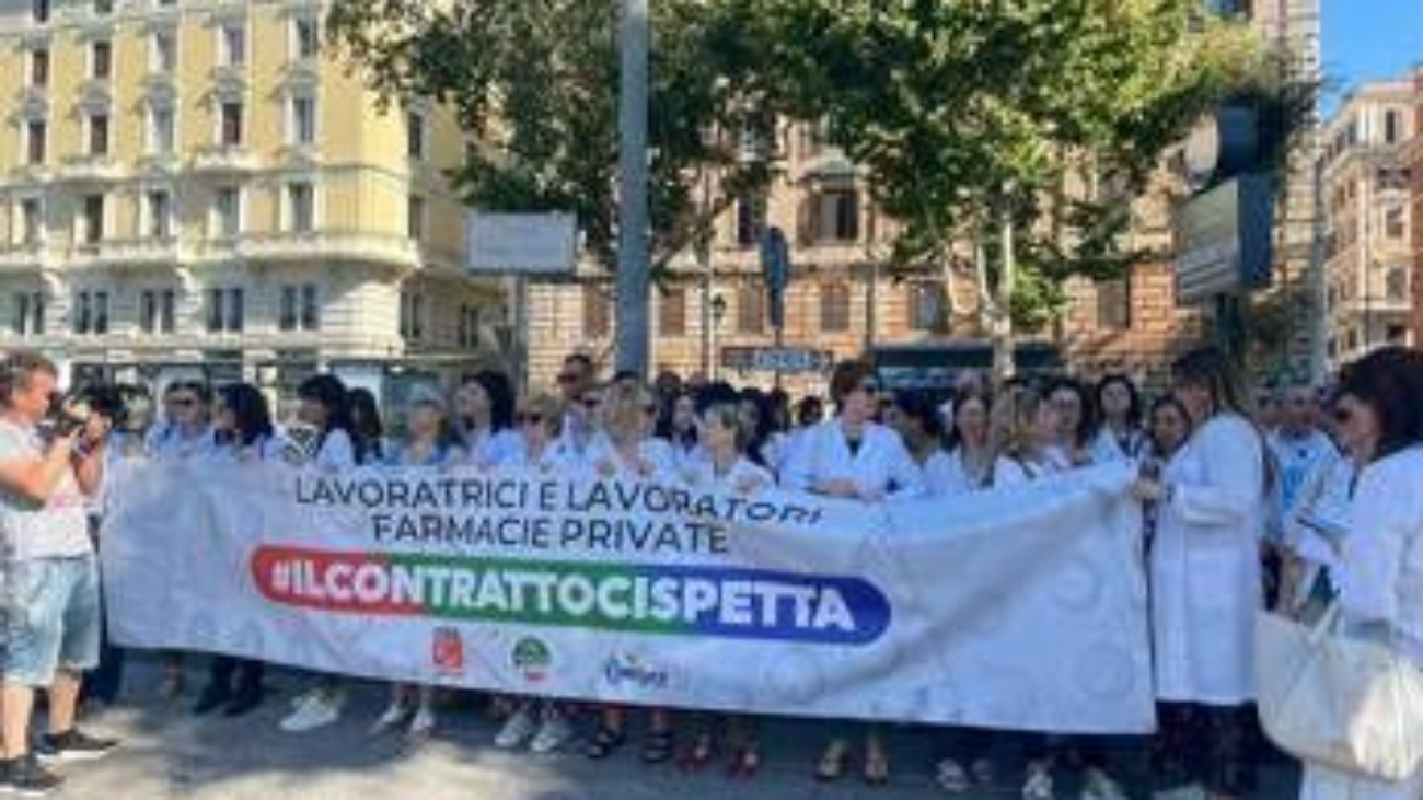 Farmacie, protesta dipendenti a Roma: "Umiliati, vogliamo stipendi dignitosi"