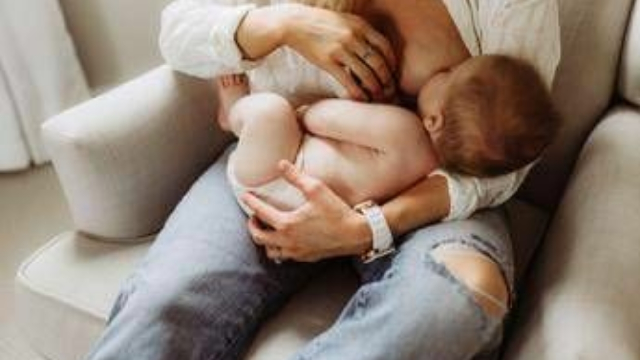 Tumori, studi Ieo: allattare al seno dopo malattia è sicuro per bebè e mamma