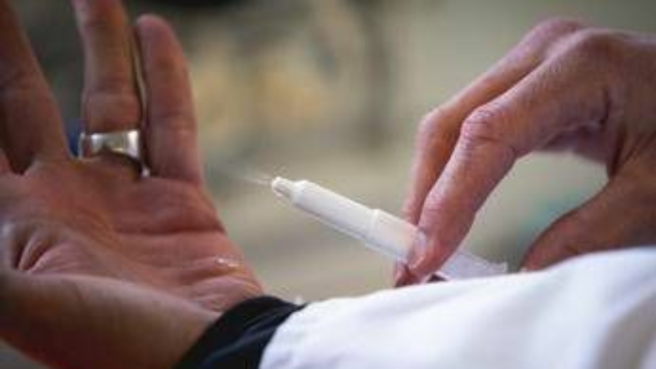 Reazioni allergiche gravi, ora c'è lo spray nasale di adrenalina: quando arriva in Italia