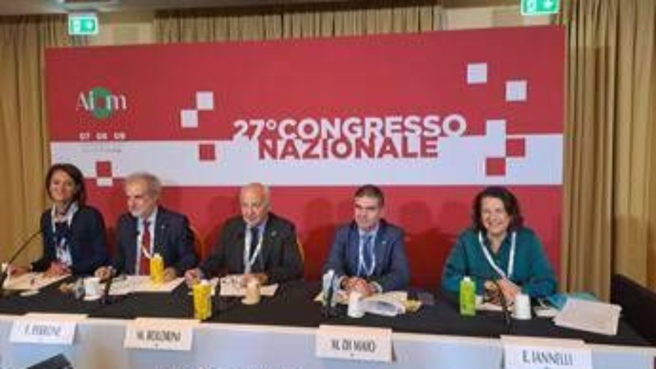 Tumori, Aiom: "16% donne costrette a lasciare il lavoro dopo la diagnosi"