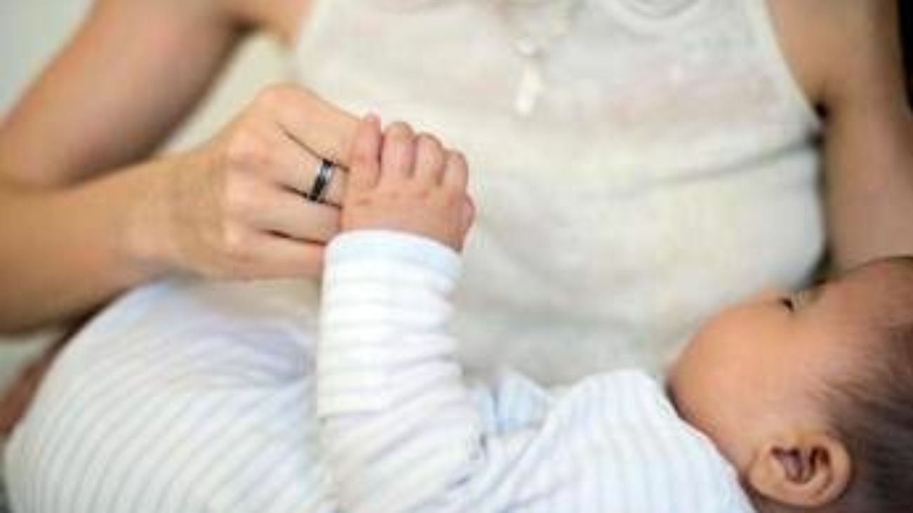 I dentini dei bebè? Spuntano prima se la mamma è stressata: lo studio