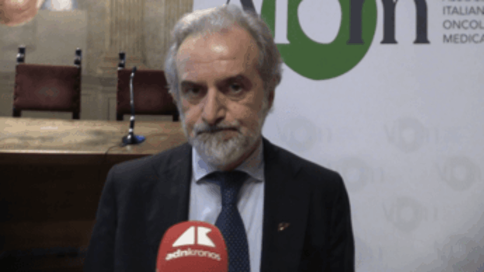 Tumori, Aiom: "Pazienti non rinunciano a cure ma spesso pagano di tasca propria"