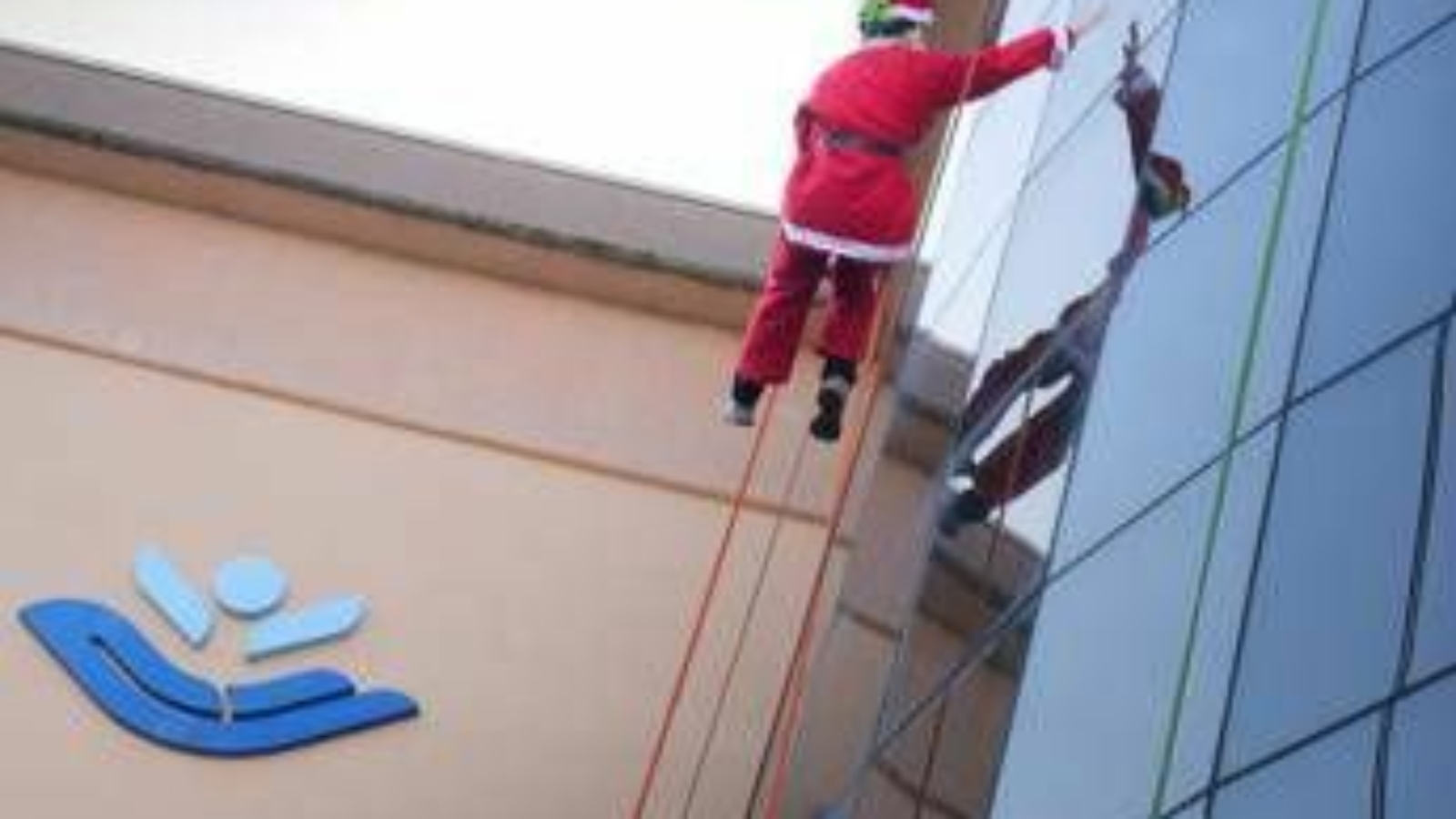 Al Bambino Gesù sguardi al cielo per l'arrivo di Babbo Natale