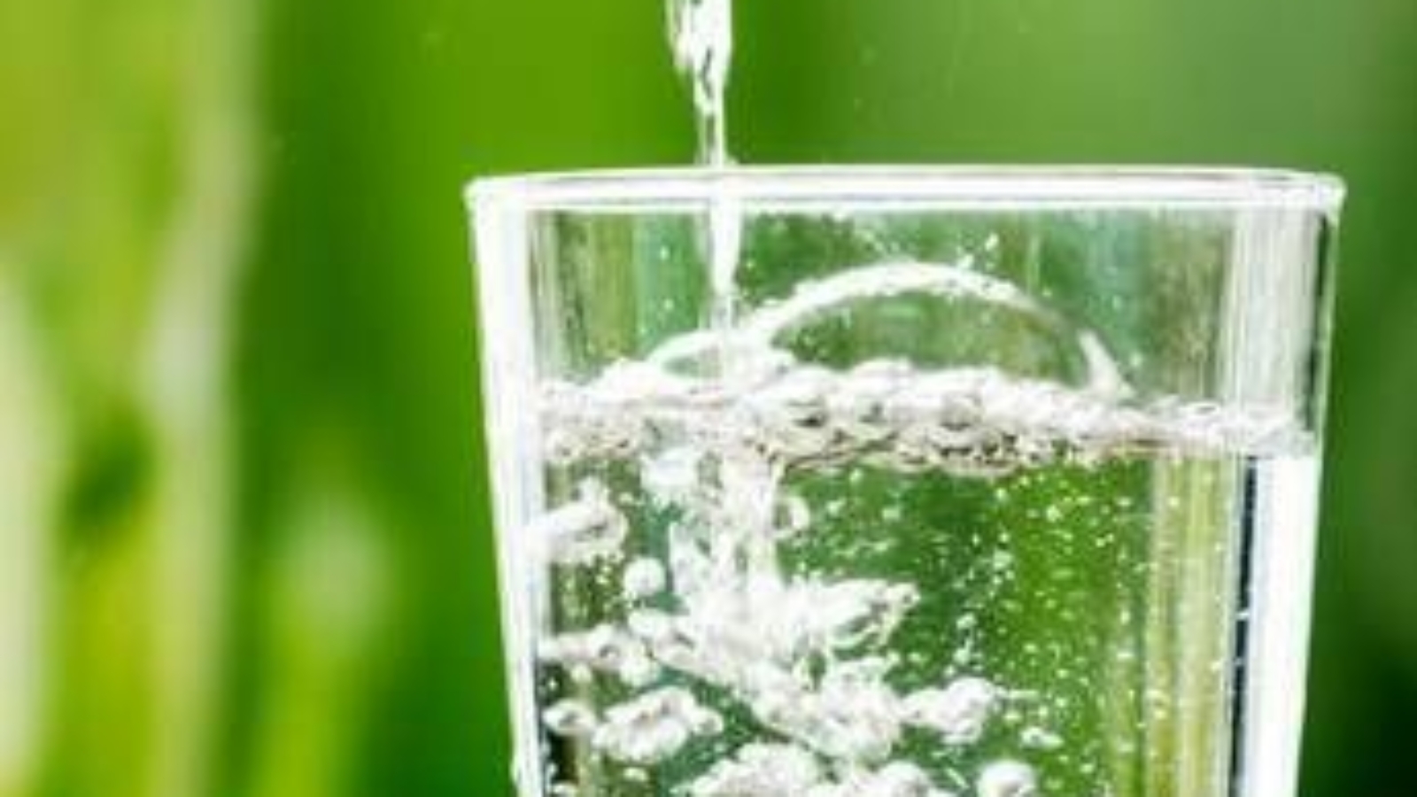 Acqua frizzante per dimagrire? Può funzionare ma non è per tutti: i rischi