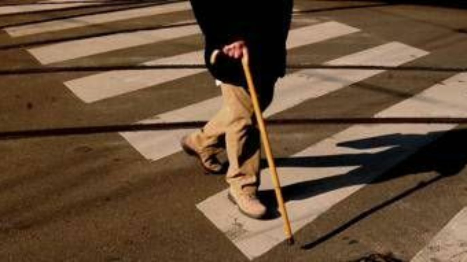 Il 20% degli over 65 cade almeno una volta l'anno, una scarpa intelligente può evitarlo