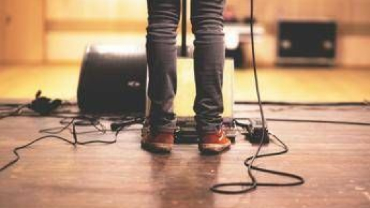 Tachicardia, bocca secca e nausea: cos'è e come gestire l'ansia da palcoscenico