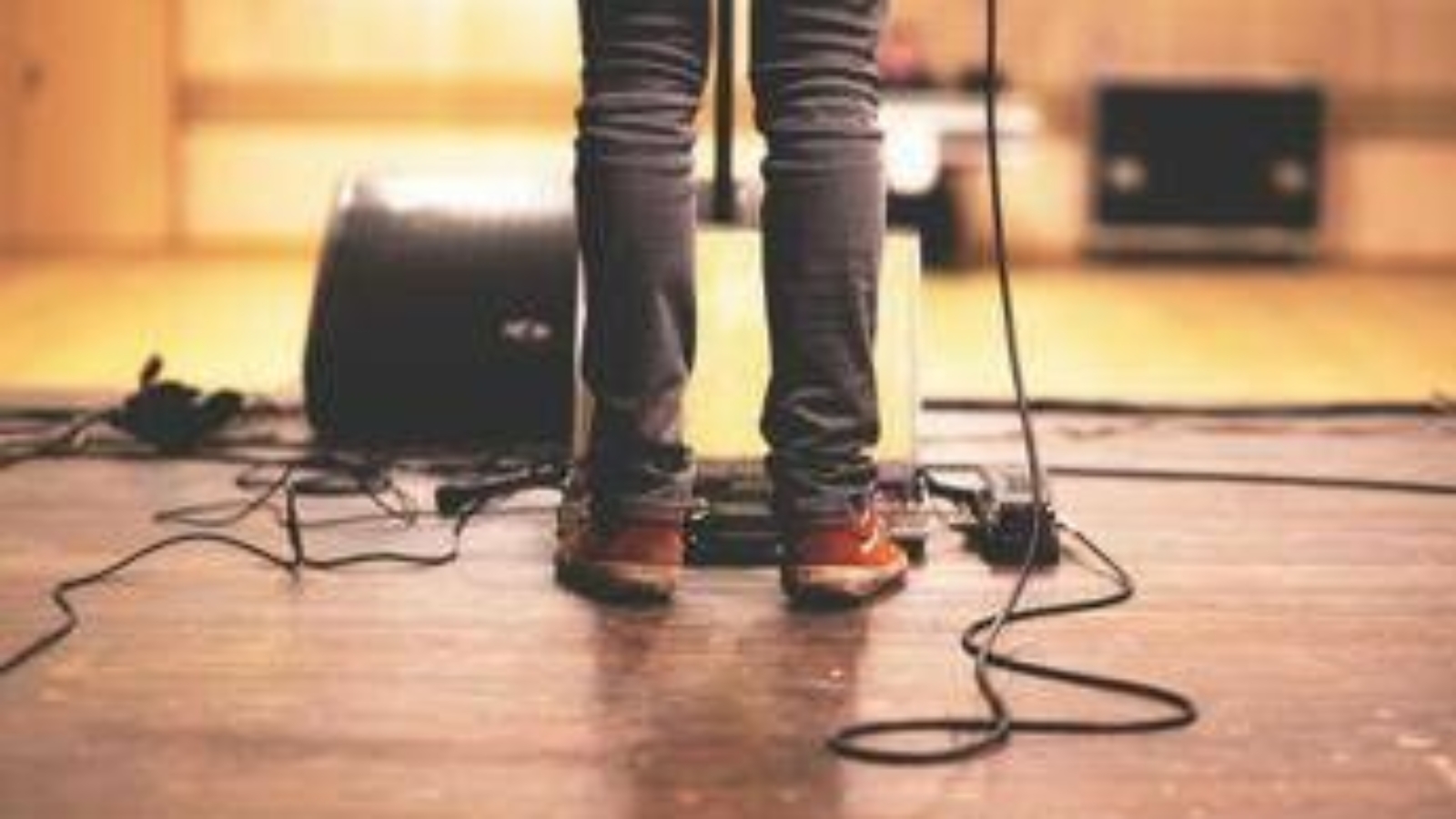 Tachicardia, bocca secca e nausea: cos'è e come gestire l'ansia da palcoscenico