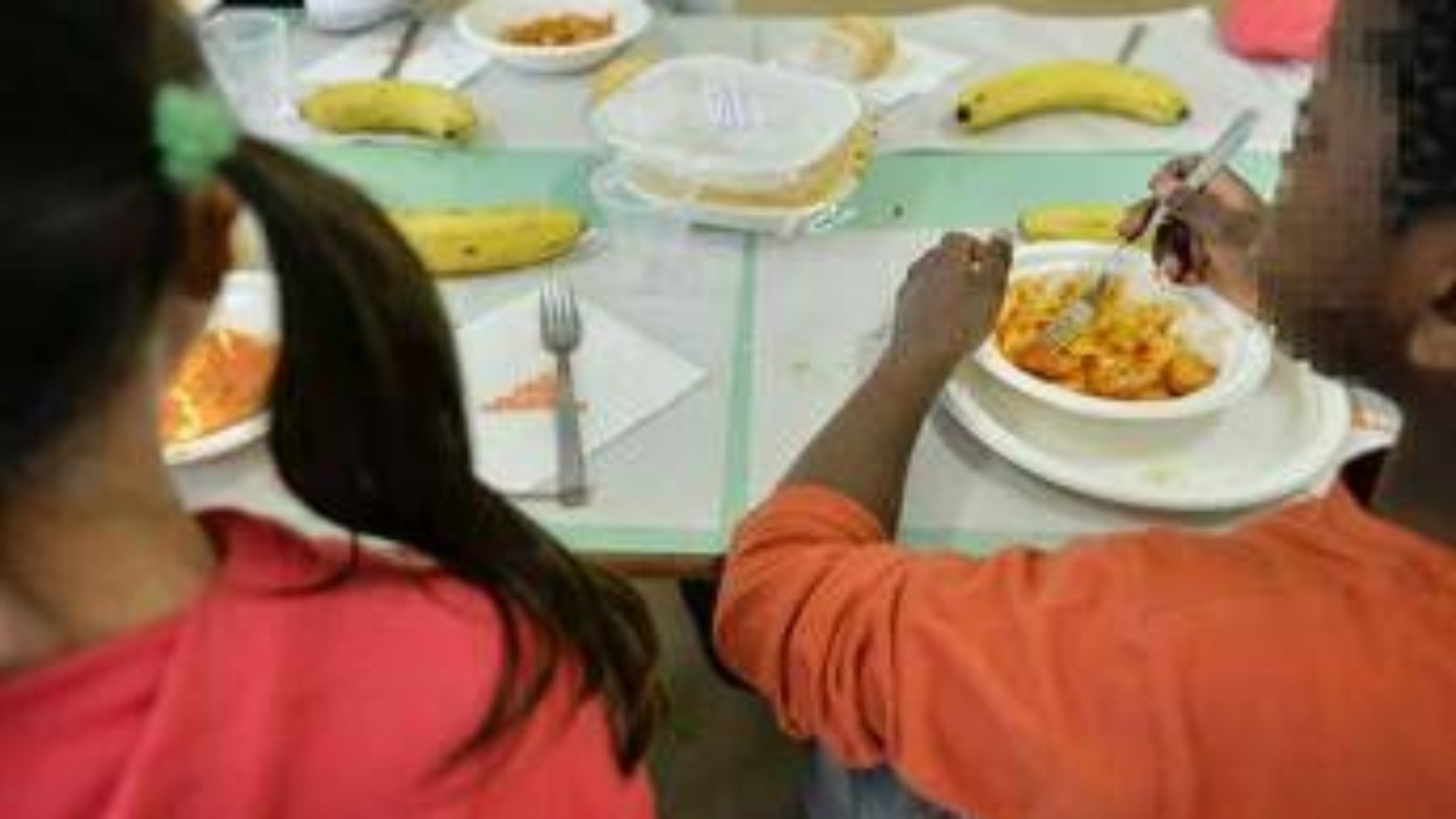 Bimbi a tavola, studio: "Mangiare senza aiuto favorisce sviluppo linguaggio"