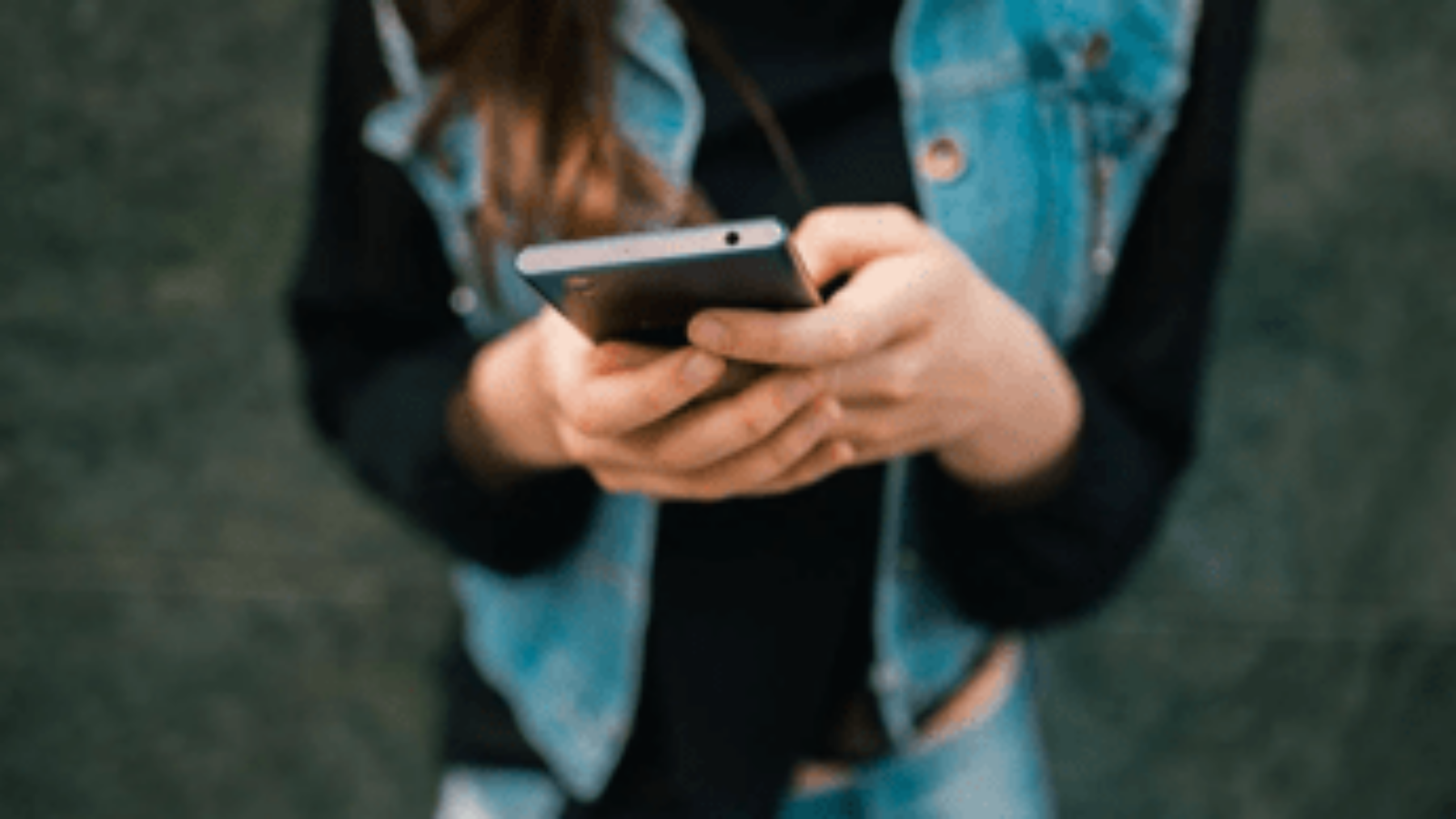 Sempre più online ma sempre più soli, il paradosso dei ragazzi social