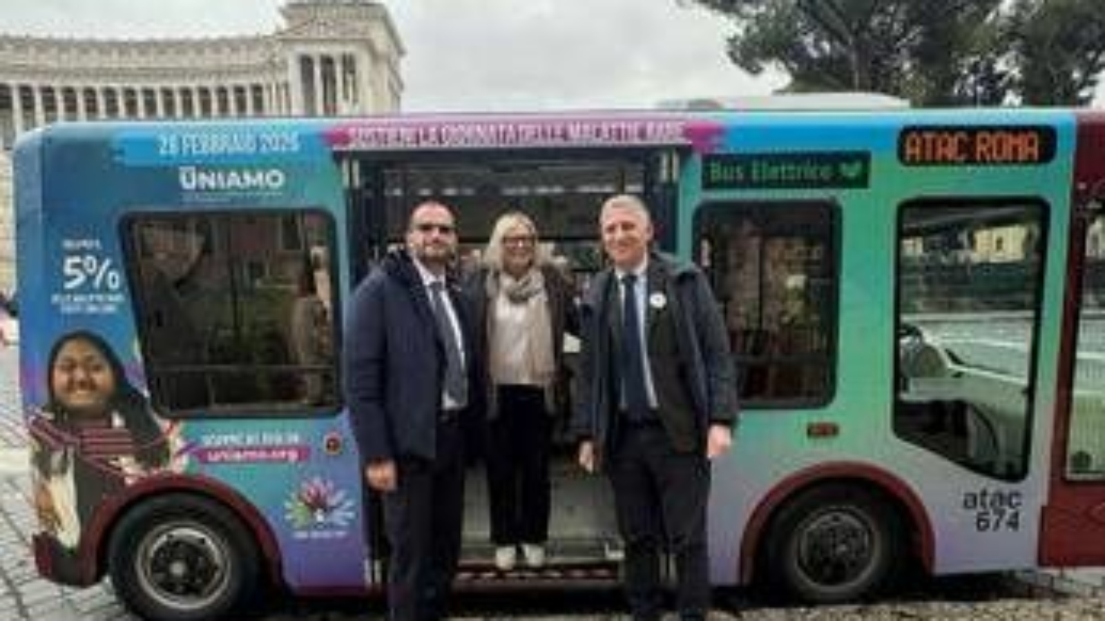 Malattie rare: bus e billboard con i colori della campagna Uniamoleforze