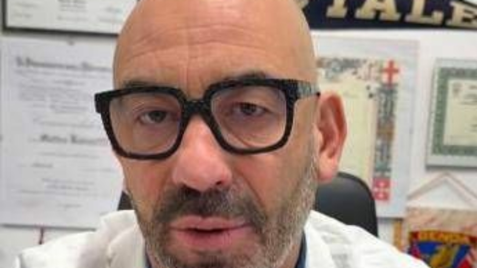 Smartphone prima di dormire? "Provoca problemi seri", l'allarme di Bassetti