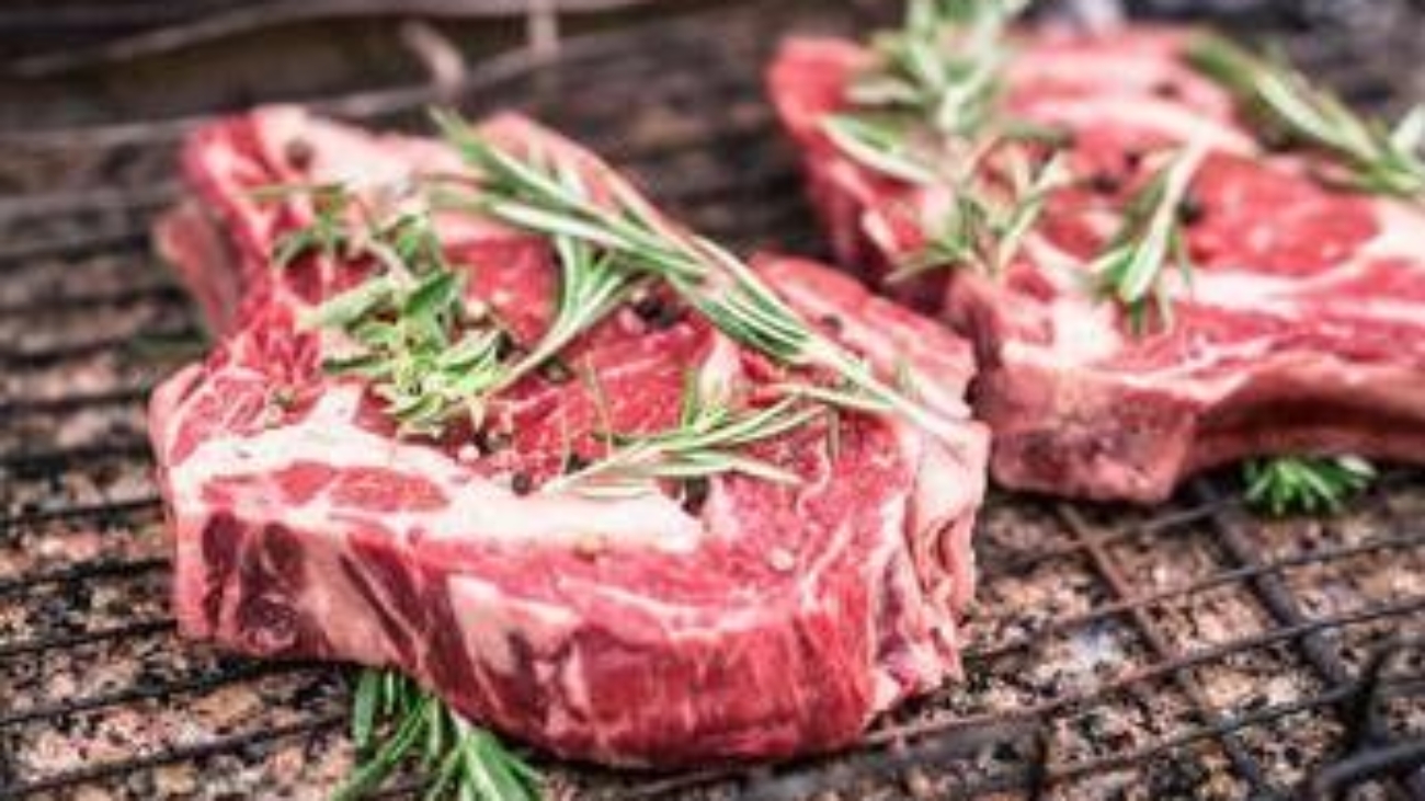 Alzheimer, mangiare più carne può proteggere il cervello: lo studio