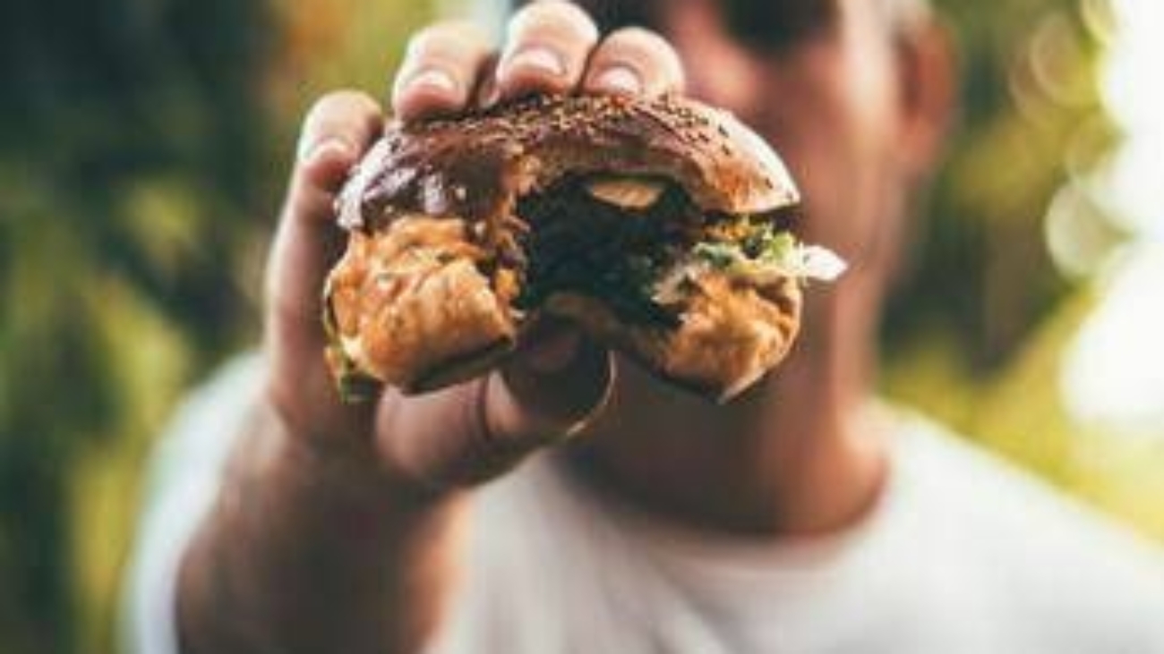 I cibi ultraprocessati riducono fertilità maschile e crescita degli embrioni: lo studio