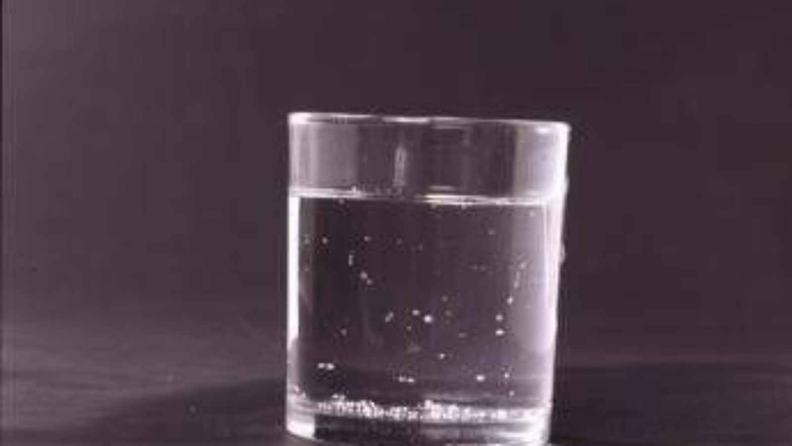 Bere acqua calda al mattino o alla sera? I consigli dell'esperto