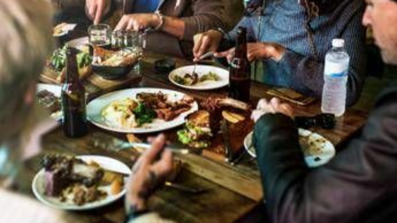 Dalla colomba alle uova, fino a 3.000 calorie a pranzo: i consigli dell'esperta dopo gli eccessi